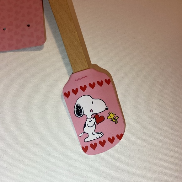 4/$15 🌻 NWT 2022 Peanuts Snoopy Valentines Spatula Set of 2 Pink Red Wood - Picture 2 of 6